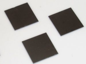 Array of 1 um long Si nanowires on 10 mm x 10 mm Si substrates