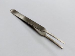 Tweezers for AAO handling